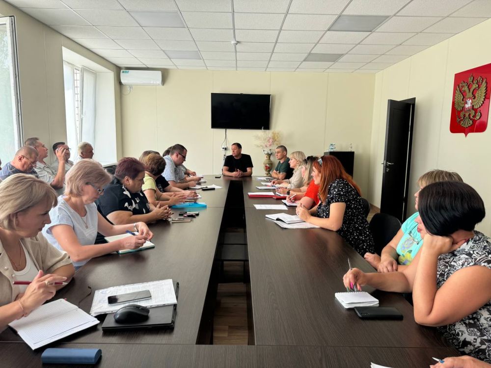 Константин Зинченко: С сотрудниками Департамента по развитию территорий администрации поговорили о благоустройстве Волновахского муниципального округа