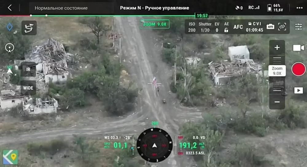 Борис Рожин: И просто отличная новость. ВС РФ освободили село Константиновка на Угледарском направлении. На западных окраинах поднят российский флаг