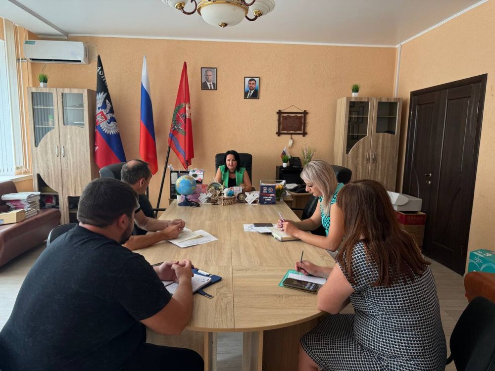 Заместитель главы администрации Волновахского МО Елена Снисаренко совместно с представителями профильных управлений и отделов администрации Волновахского муниципального округа обсудили работу молодежных движений