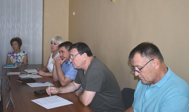 Игорь Лызов: На еженедельном аппаратном совещании с начальниками управлений, отделов, секторов администрации округа, руководителями учреждений, начальниками территориальных отделов рассмотрели ряд вопросов, среди которых: