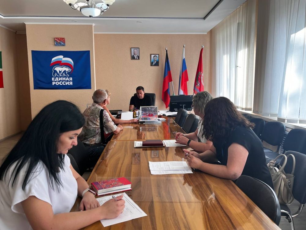 Сегодня, 28 августа , глава муниципального образования Волновахский муниципальный округ ДНР, Константин Зинченко провел прием граждан совместно с представителями профильных управлений и отделов администрации Волновахского муниципального округа