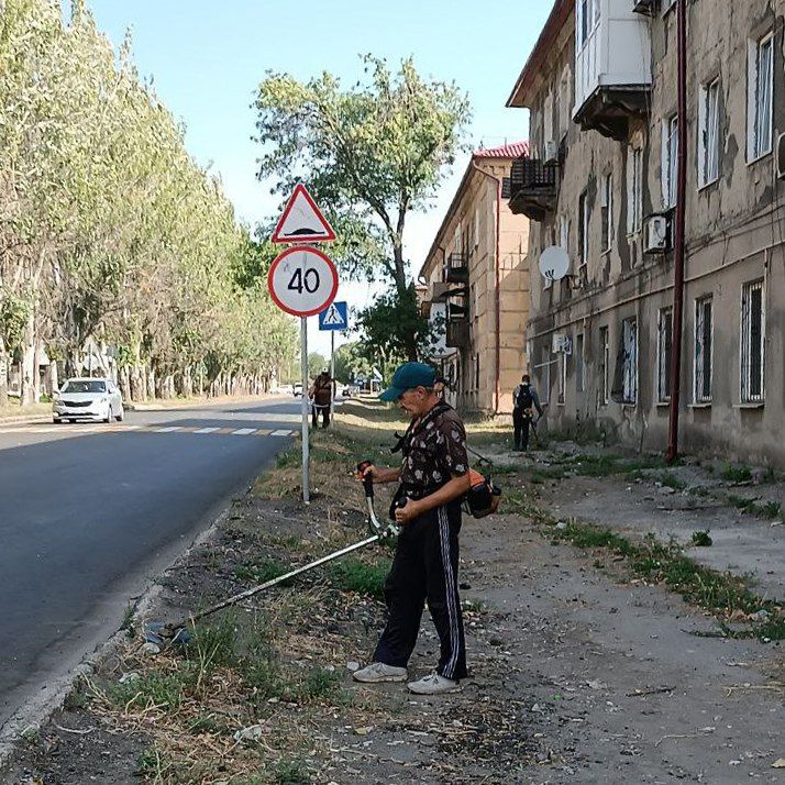 Владислав Ключаров: Работники коммунальных предприятий Макеевки продолжают работы по покосу травы