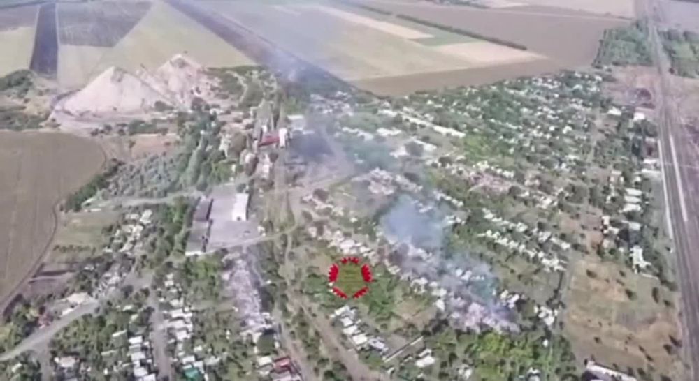 Российские штурмовики установили флаг над зданием шахты №1 в Новогродовке в ДНР