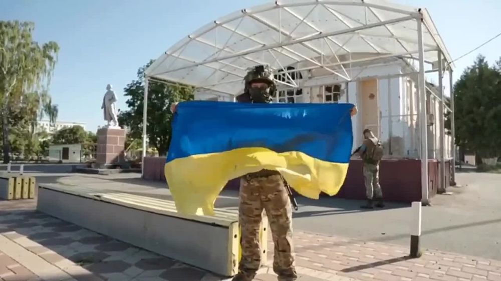 Юлия Витязева: Смешное. Забежав в Суджу, хуторяне не только обнесли «пятерочку», но еще и тиктоки наснимали. Сейчас им уже не до видосиков, вот снятое в первые дни и пригодилось