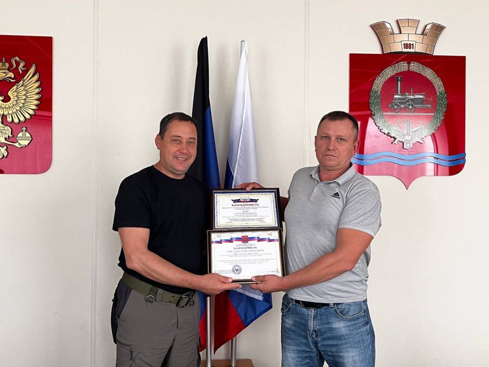 Константин Зинченко: Вручил Благодарности от Министерства строительства и жилищно-коммунального хозяйства ДНР и администрации Волновахского МО представителям строительной отрасли