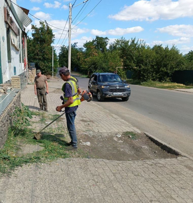 Константин Зинченко: Специалисты МУП "Райкоммунхоз" используют спецтехнику и мотокосы для борьбы с сорными и карантинными травами