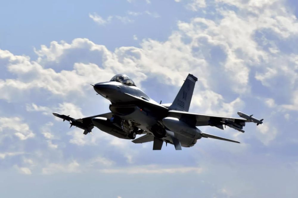 ���������� ������ ������������ F-16 ��������� ������������ ������� ��������� � �������� �������-���������� �����, �������� ��������� LCI �� ������� �� �����, ���������� �� ������� ������������ �������� ����������