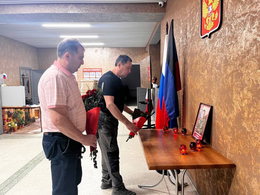 Константин Зинченко: Совместно с председателем Волновахского муниципального совета Таймуразом Арсоевым и сотрудниками администрации почтил память первого Главы ДНР Александра Захарченко