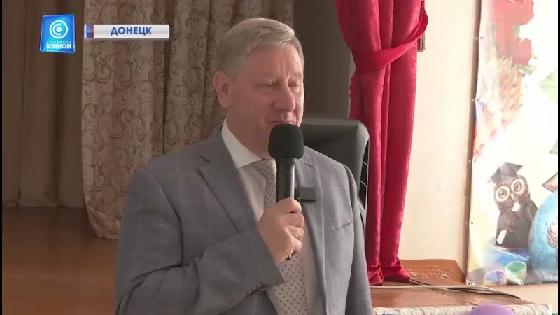 День знаний за партами провели донецкие школьники: около 500 школ вышли на очное обучение