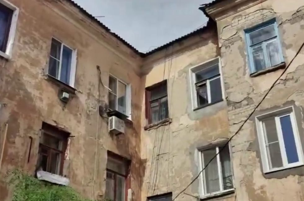 Денис Пушилин обнаружил дыры в кровле «отремонтированного» дома в Макеевке