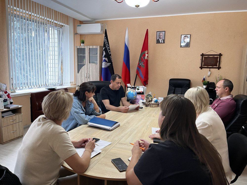 Константин Зинченко: Совместно с представителями профильных управлений и отделов администрации Волновахского МО обсудил вопросы ликвидации МУП "Донкоммунхоз"