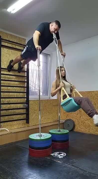 #СпортивныйМотиватор. Семейные тренировки всегда вдохновляют на покорение новых спортивных вершин! НО, когда стандартные тренировки уже надоели, можно начать экспериментировать