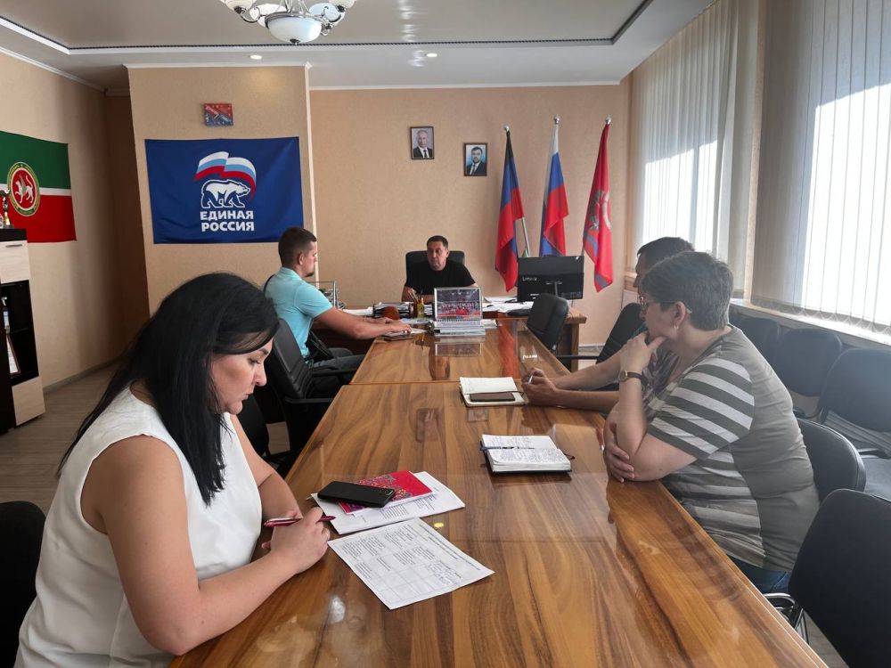 Константин Зинченко: Совместно с представителями профильных управлений и отделов администрации Волновахского МО провел прием граждан