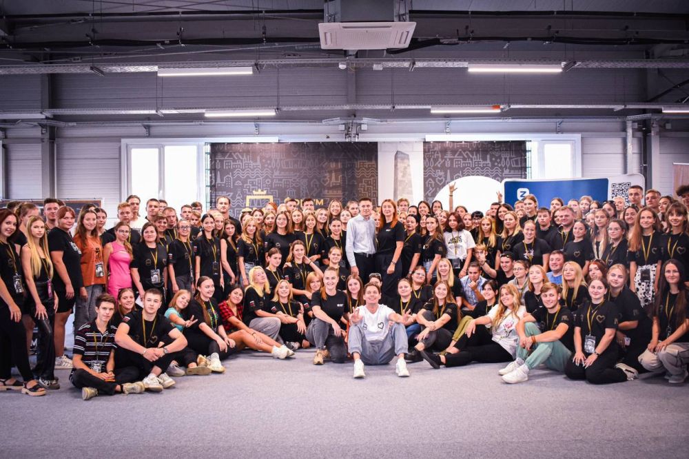 Ярко, красочно, честно. Именно так прошла встреча с актером театра и кино, лектором Российского общества «Знание» Аристархом Венесом