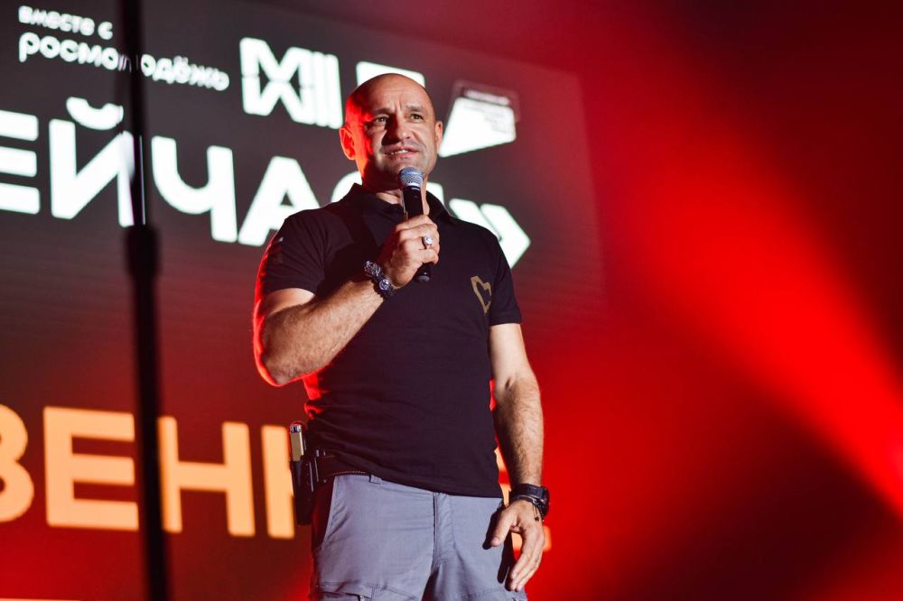 Это было просто. Торжественно открыта вторая смена «Здесь и Сейчас!» Форума молодежи Донбасса. Впереди — насыщенная программа, новые знакомства и куча сюрпризов