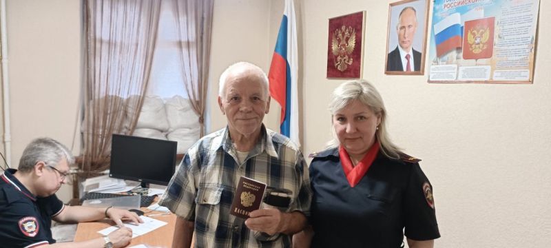 Полицейские вручили паспорта маломобильным жителям освобождённых территорий