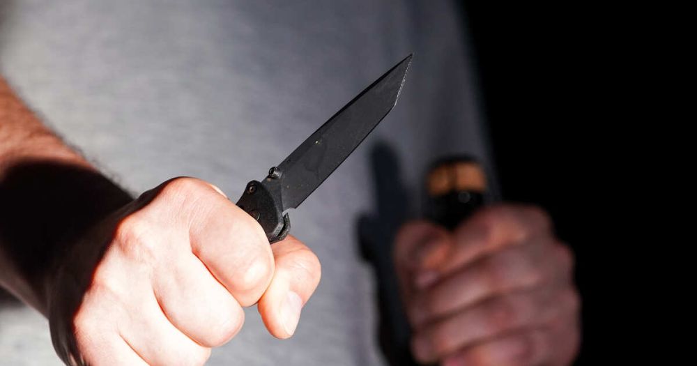 Неадекватный мужчина бросался с ножом на прохожих в Донецке, один человек погиб