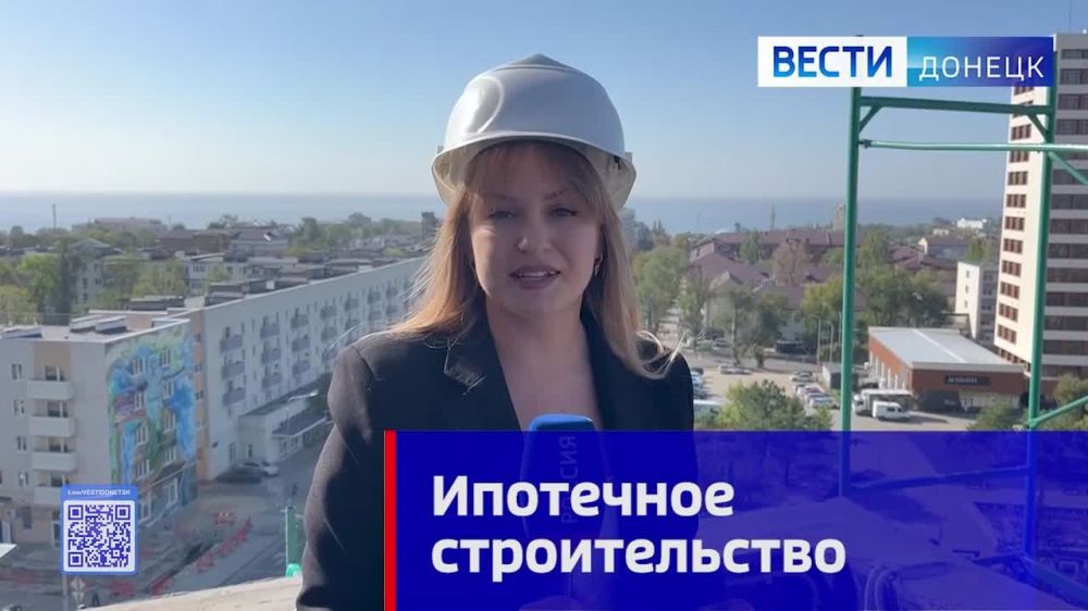 Такие виды открываются с крыши знаменитого в Мариуполе «Дома с часами»