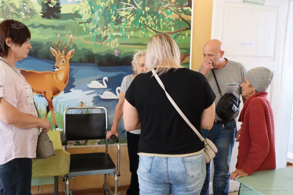 Дарья Морозова: Сотрудники Аппарата Уполномоченного по правам человека в ДНР посетили один из пунктов временного размещения, расположенный в г. Ясиноватая, где размещены эвакуированные жители населенных пунктов: Новогродовка, Украинское и Птичье