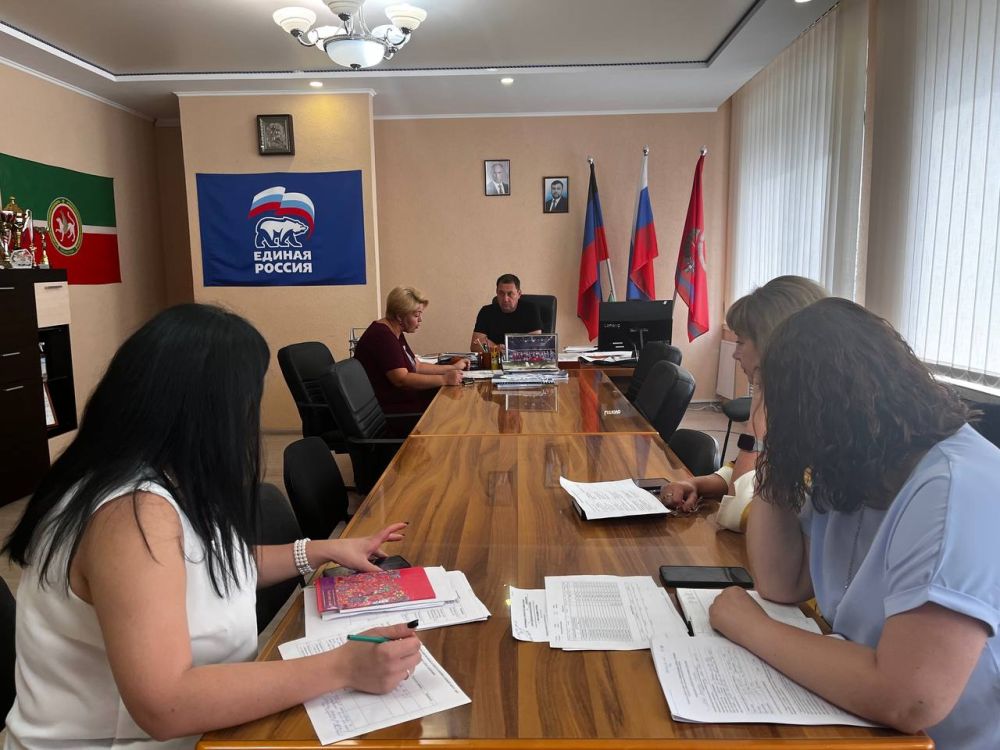 Сегодня, 13 сентября , глава муниципального образования Волновахский муниципальный округ ДНР, Константин Зинченко провел прием граждан совместно с представителями профильных управлений и отделов администрации Волновахского муниципального округа