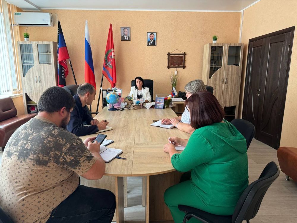 Заместитель главы администрации Волновахского МО Елена Снисаренко совместно с представителями профильных управлений и отделов администрации обсудили работу молодежных движений