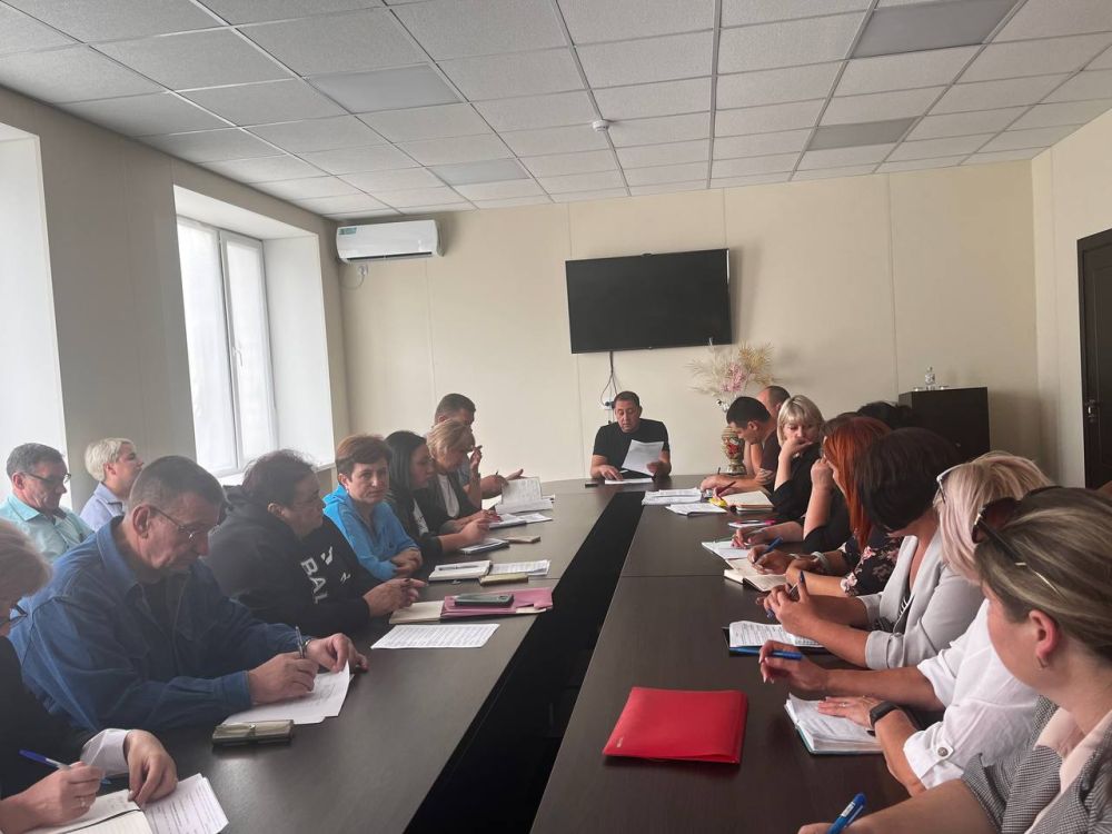 Константин Зинченко: Провел совещание с начальниками территориальных отделов и заведующими территориальными секторами департамента по развитию территорий администрации Волновахского муниципального округа