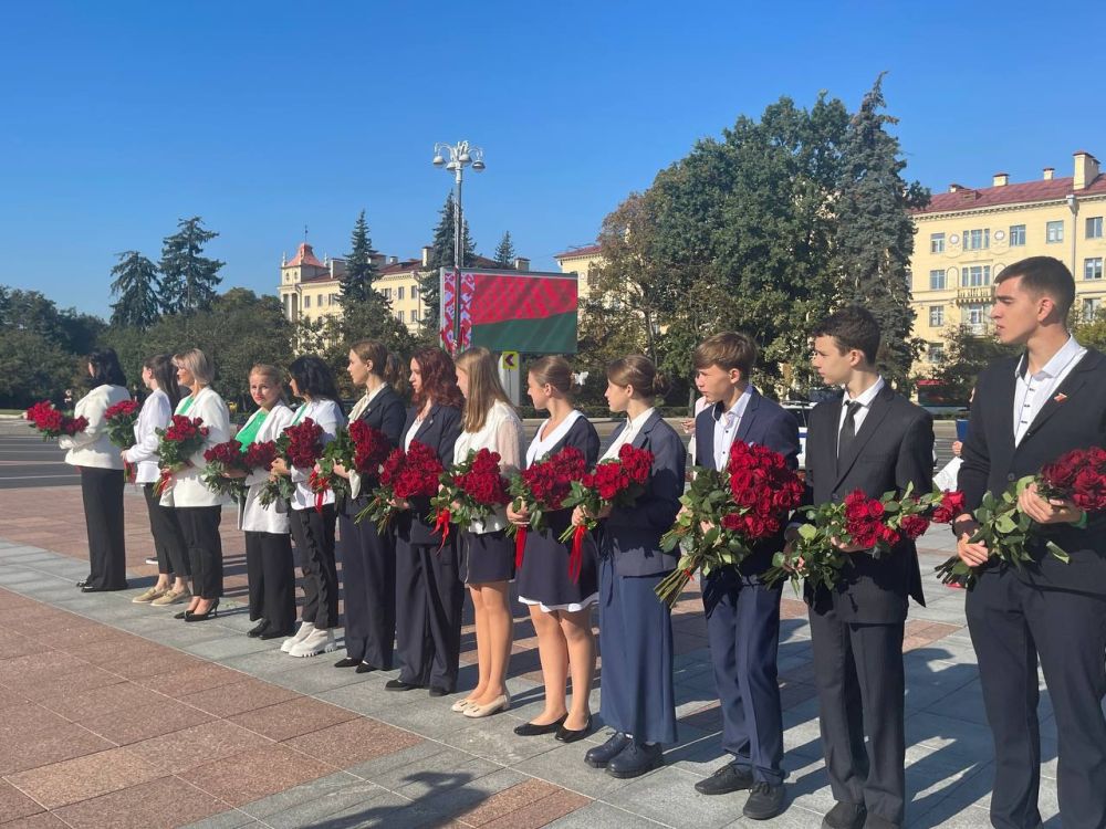 Александр Волошин: Вместе с Главой ДНР Денисом Пушилиным (@PushilinDenis) возложили цветы к монументу Победы в Минске