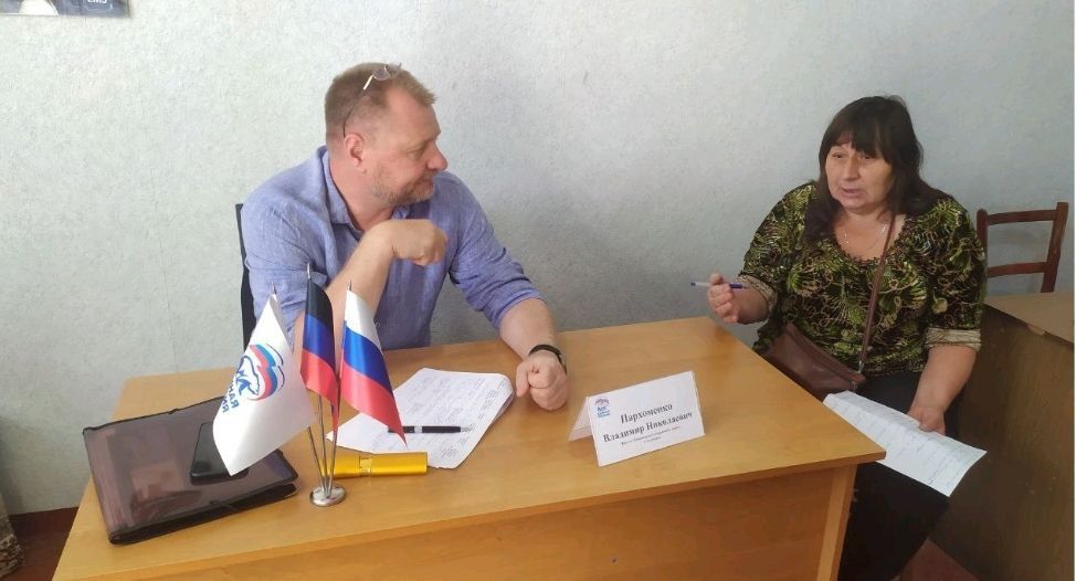 20.09.2024 в МОП «Единая Россия» в г. Углегорске, согласно графику, провел личный прием граждан Депутат Енакиевского городского совета 1-го созыва Пархоменко Владимир Николаевич