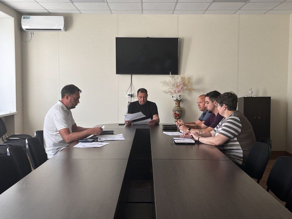 Константин Зинченко: Провел совещание по вопросам организации работ по реконструкции центральной площади, автопарковки и штрафплощадки