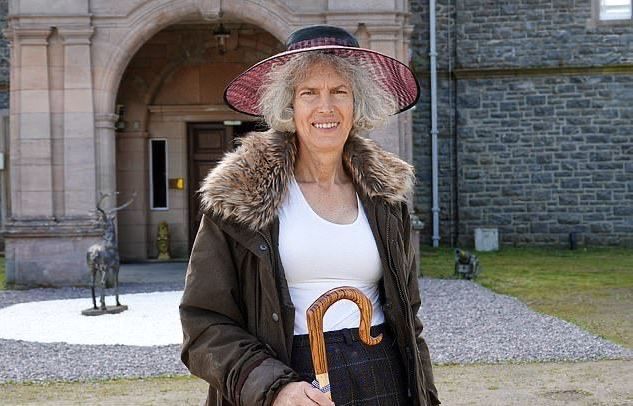 Владелица шотландского замка Карбисдейл выставила его на продажу за пять миллионов фунтов стерлингов из-за предвзятого отношения к её гендерной идентичности