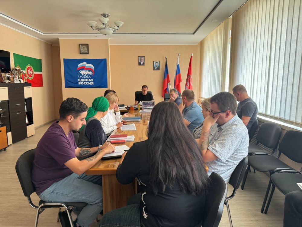 Константин Зинченко: Совместно с представителями профильных управлений и отделов администрации Волновахского МО обсудил вопросы создания автономного бюджетного учреждения и ликвидации МУП "Донкоммунхоз"