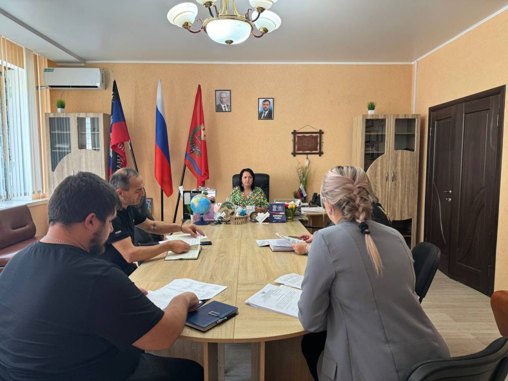 Заместитель главы администрации Волновахского МО Елена Снисаренко совместно с представителями профильных управлений и отделов администрации обсудили работу молодежных движений