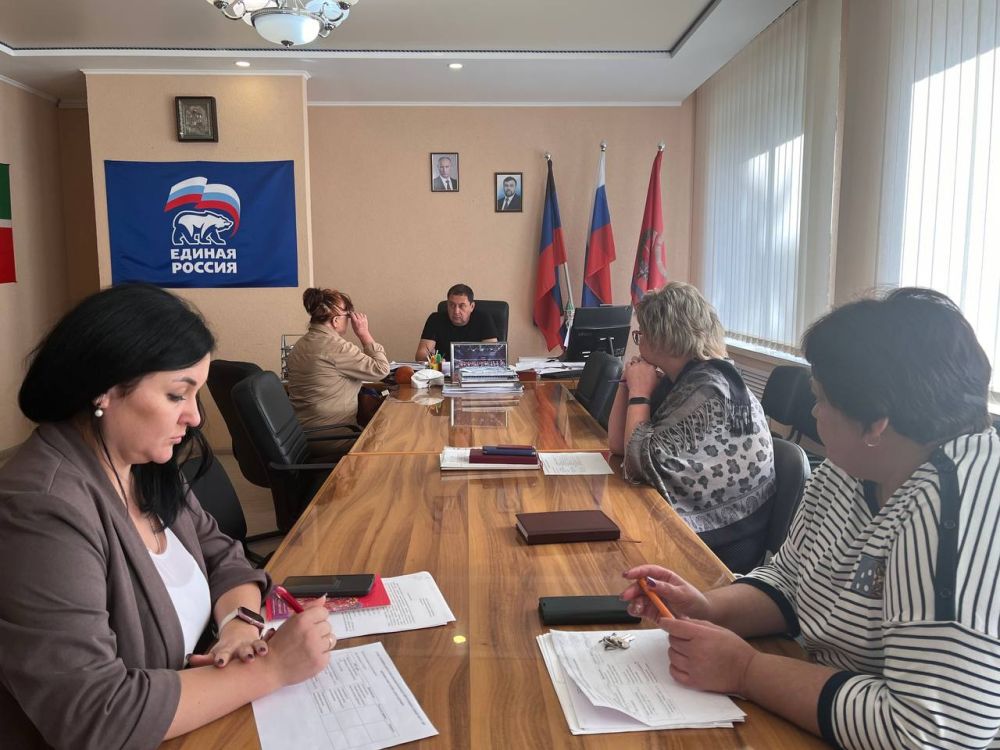 Константин Зинченко: Совместно с представителями профильных управлений и отделов администрации Волновахского МО провел прием граждан