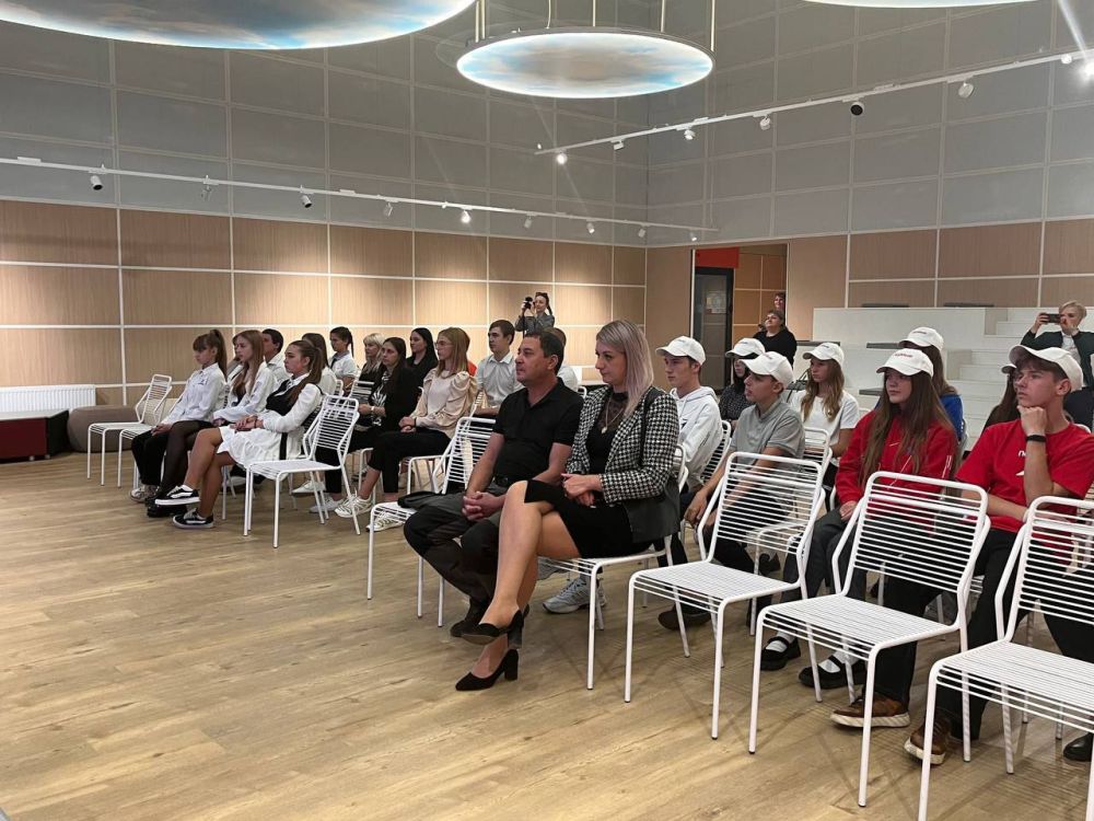 Константин Зинченко: В преддверии Дня воссоединения ДНР с Россией вручил первые паспорта активистам Волновахского отделения Движения первых