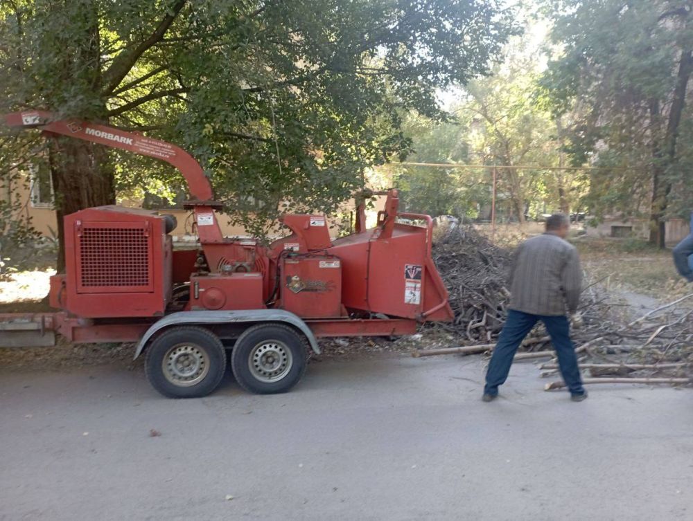Василий Ткачук: Сегодня, 1 октября, силами МУП АГД "Управляющая компания Калининского района г.Донецка", ведутся работы по переработке веток в щепу на придомовой территории дома №90в по проспекту Ильича