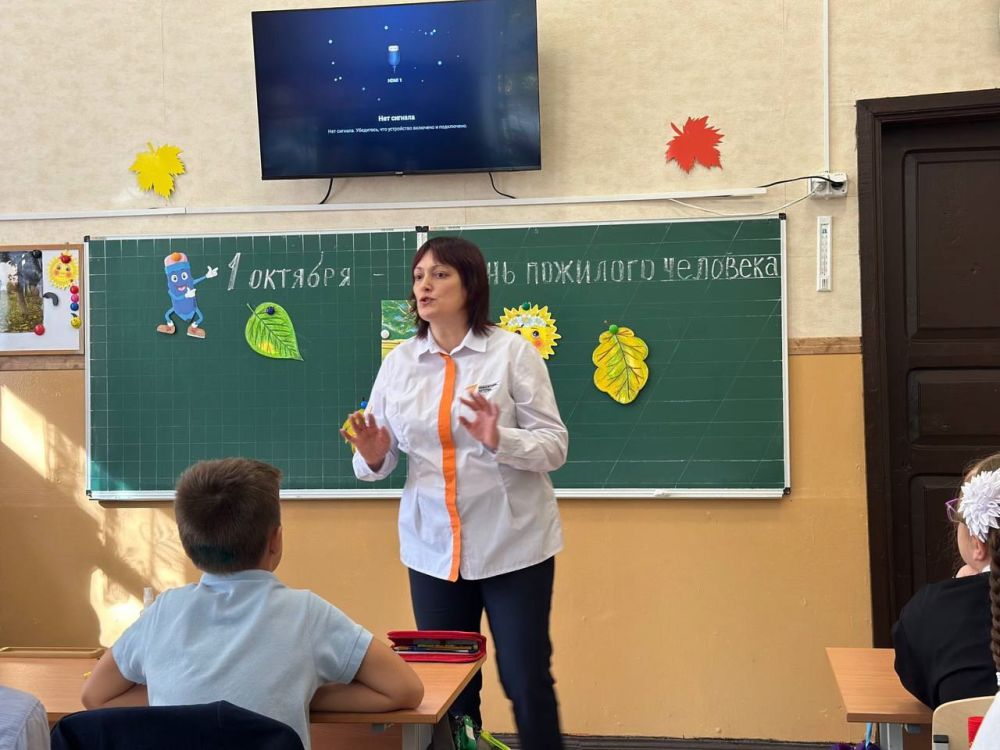 Василий Ткачук: Сегодня в образовательных учреждениях Калининского внутригородского района проведены мастер классы по изготовлению открыток к Международному дню пожилых людей