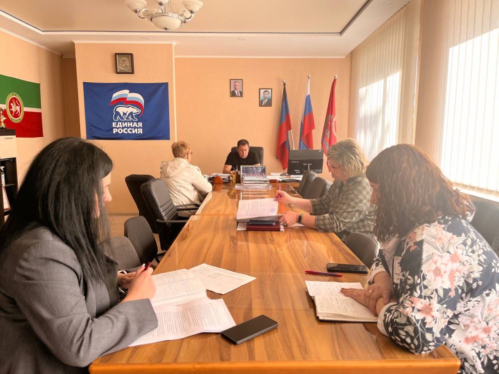 Константин Зинченко: Сегодня на прием граждан жители обратились с вопросами о компенсации за повреждённое жильё, пенсионных выплатах и другие