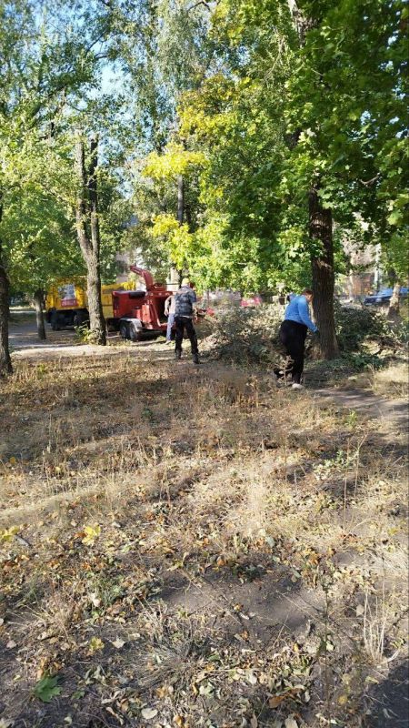 Василий Ткачук: Сегодня, 2 октября, МУП АГД "Управляющая компания Калининского района г.Донецка" продолжает работу по переработке веток в щепу на территории жилого фонда по адресам: