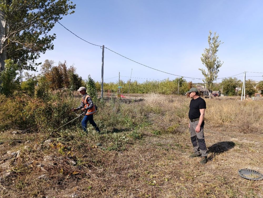 Константин Зинченко: В социальных сетях администрации нашего муниципального округа появились жалобы от жителей на заросший травой участок возле Волновахской школы №1. Дал поручение устранить замечания и выехал на место для проверки работы коммунальщиков