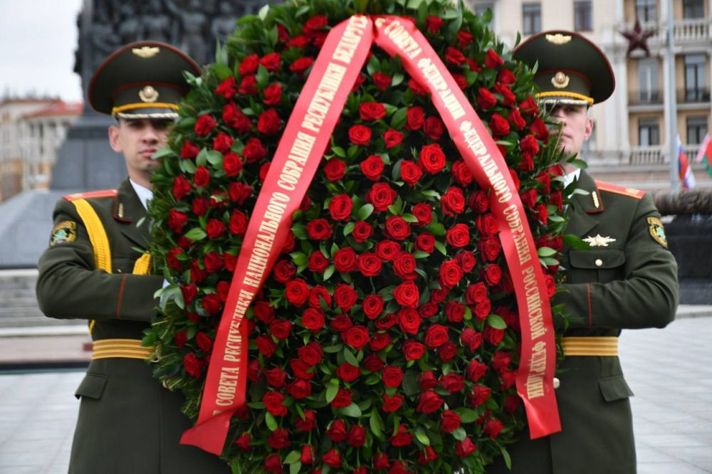 Александр Волошин: Вместе с участниками заседания Межпарламентской комиссии Совета Республики и Совета Федерации по межпарламентскому сотрудничеству принял участие в возложении венка и цветов к монументу Победы