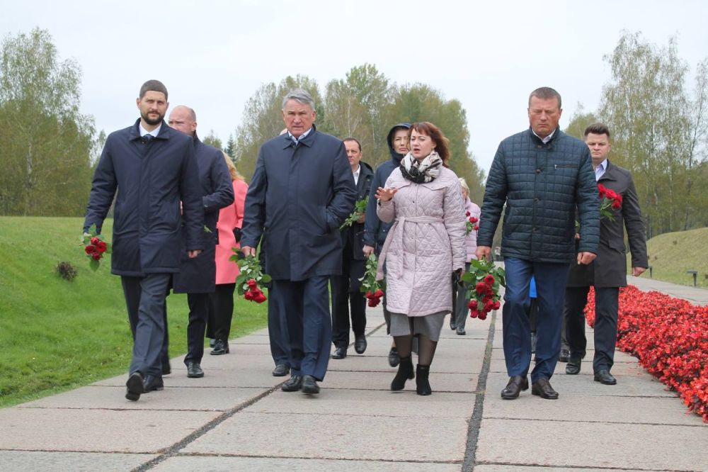 Александр Волошин: Вместе с делегацией Совета Федерации и белорусским коллегами посетили мемориальный комплекс "Хатынь", чтобы отдать дань памяти жертвам трагических событий в истории белорусского народа