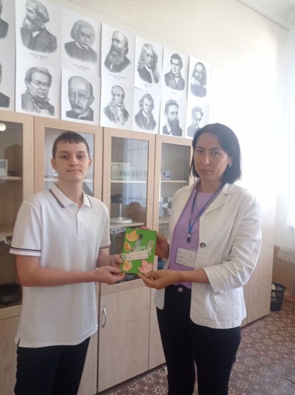 Василий Ткачук: Сегодня, 4 октября, сотрудники Управы Калининского внутригородского района Администрации городского округа Донецк и учреждений образования приняли участие во Всероссийской акции «#СпасибоУчителя», приуроченной к празднованию Дня учителя