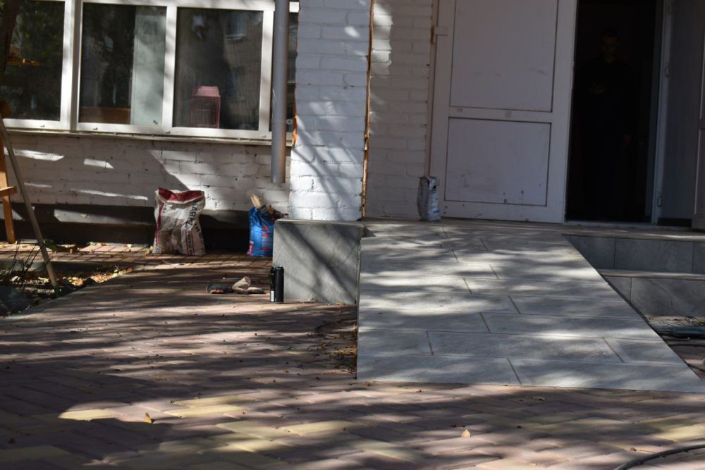 Игорь Лызов: Продолжаются работы по благоустройству территории Амвросиевской библиотеки