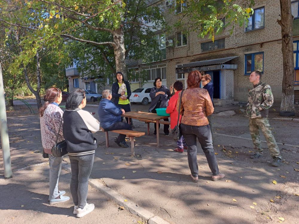 8 октября начальник Комсомольского территориального управления Администрации Старобешевского муниципального округа Людмила Морщ провела встречу с населением в городе Комсомольское