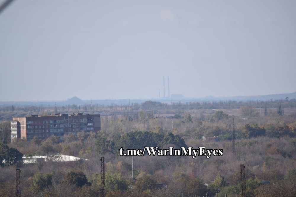 Борис Рожин: Вид на Кураховскую ТЭС. До нее осталось около 5 км. Противник использует постройки ТЭС для размещения камер, ретрансляторов и точку запуска беспилотников. Туда периодически прилетают наши дроны