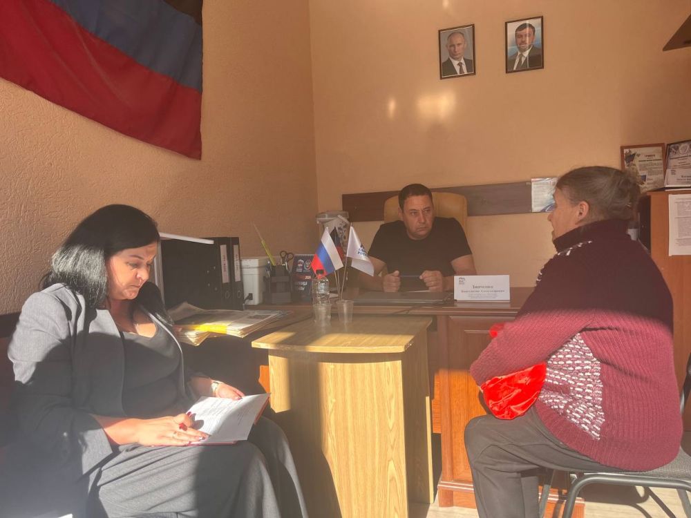 Константин Зинченко: Совместно с представителями профильных управлений и отделов администрации Волновахского МО провел прием граждан в Волновахском отделении общественной приемной Единой России