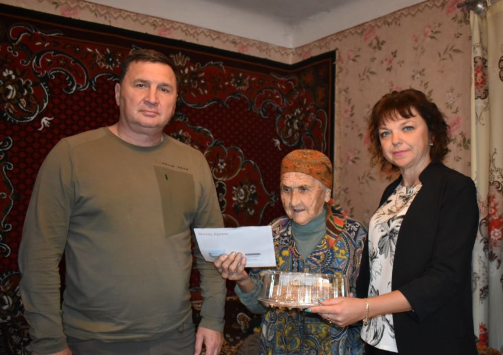 Игорь Лызов: Вчера поздравил с 95-летием участника войны Никифорову Екатерину Семёновну и передал поздравительную открытку от Президента Российской Федерации Владимира Путина