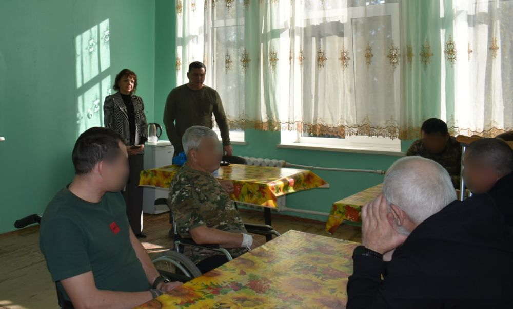 Игорь Лызов: Со своим заместителем Еленой Крюковой посетил раненых военнослужащих, участников СВО, которые находятся на лечении в Амвросиевской больнице