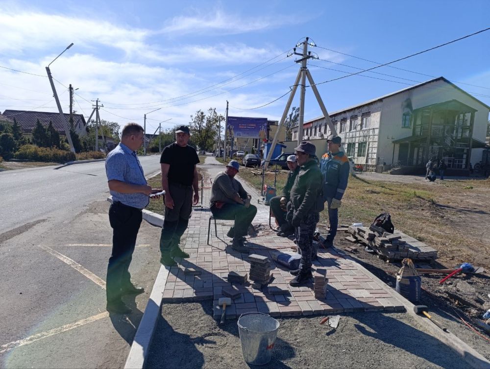 Константин Зинченко: Проверил выполнение ремонтных работ по восстановлению тротуара на улице Ленина (остановка Волновахской школы №7)