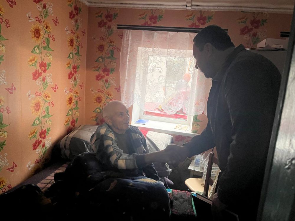 Константин Зинченко: Совместно с председателем Волновахского муниципального совета Таймуразом Арсоевым поздравил с 90-летием жителя села Петровское